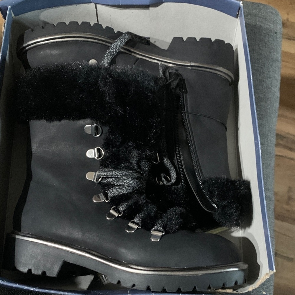 Universal Thread Black Ankle Boots with Fur Trim
